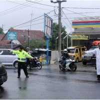 Aparat Kepolisian tengah mengatur lalu lintas di Pos Bojong Cilimus